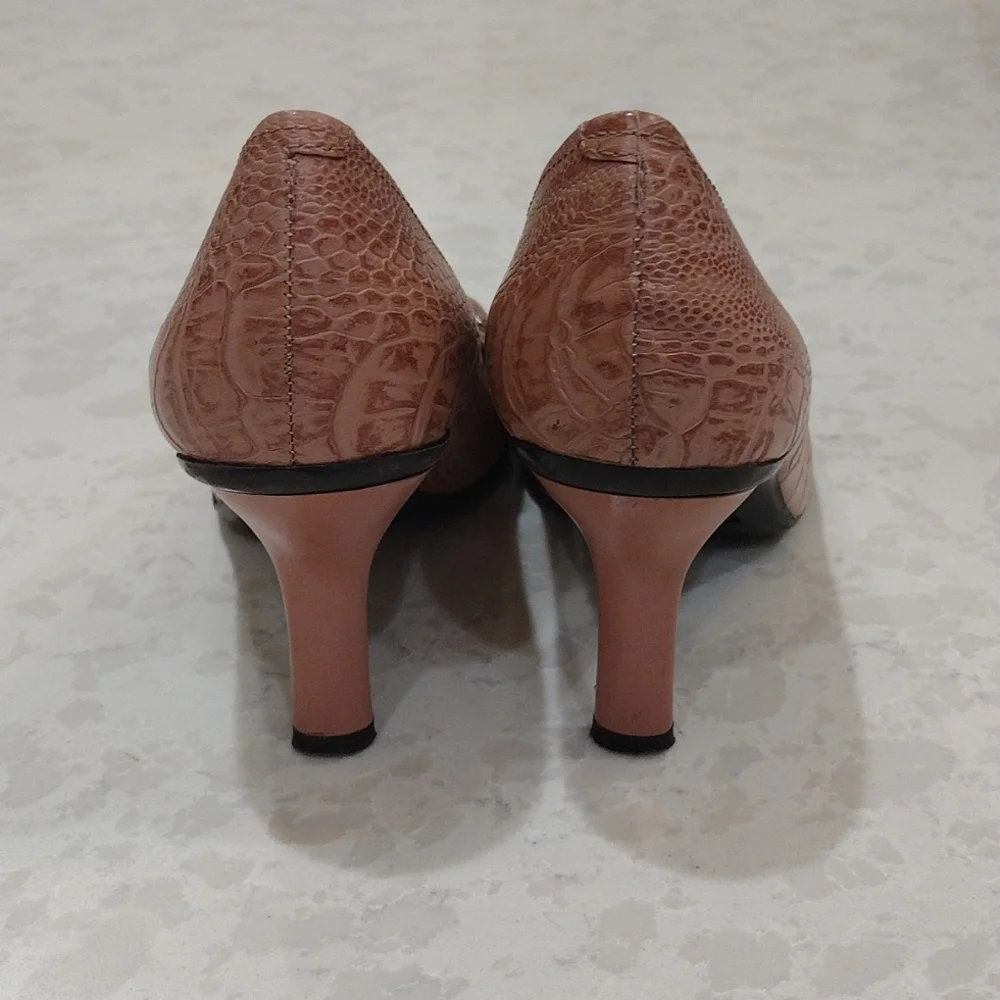 Enzo Angiolini. Blush Pump with EA Flexo Soles. Size 8M. Textured Leather Upper. - Picture 3 of 6
